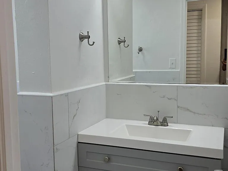 20 NW 7th Ave #6 — Photo 10