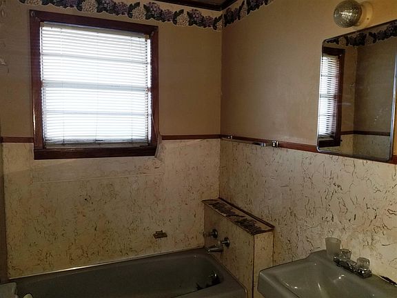 2nd image of 23087 Pine St