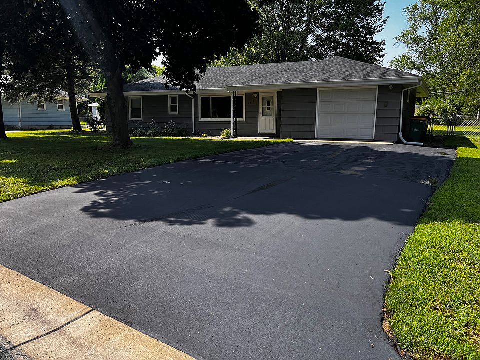 Front of the home, new roof 2024, large driveway