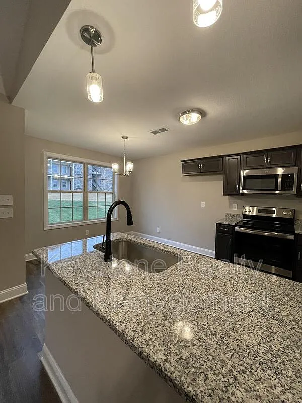 3 bed, 2.0 bath, 1370 sqft, $1,900 — Photo 3