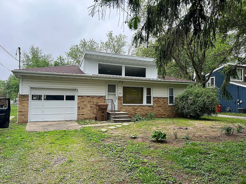 2602 W John St photo 1