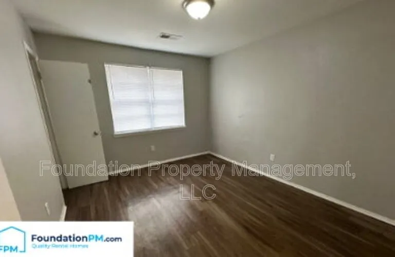 1056 Hudson St — Photo 6