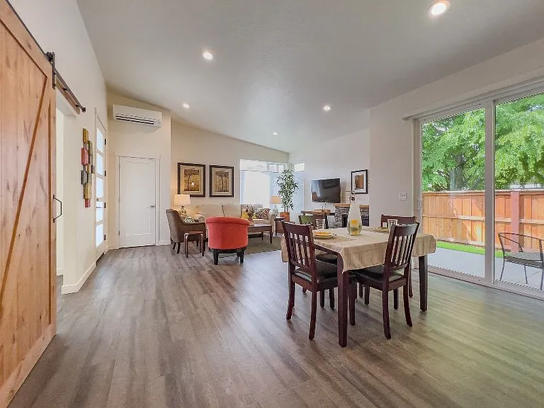 595 Silver Ln — Photo 15