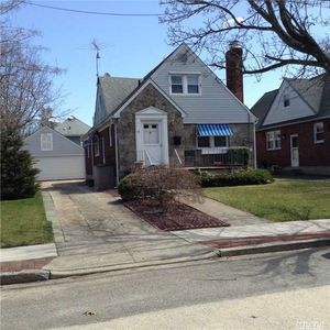 15 Whittier St, Lynbrook, NY, 11563