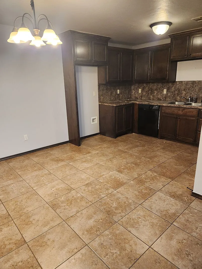 3br 2ba Duplex with 2 car garage! — Photo 3