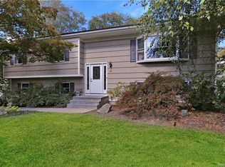 4 Wendover Ln, New City, NY 10956