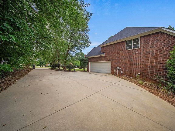 3rd image of 335 Benford Dr