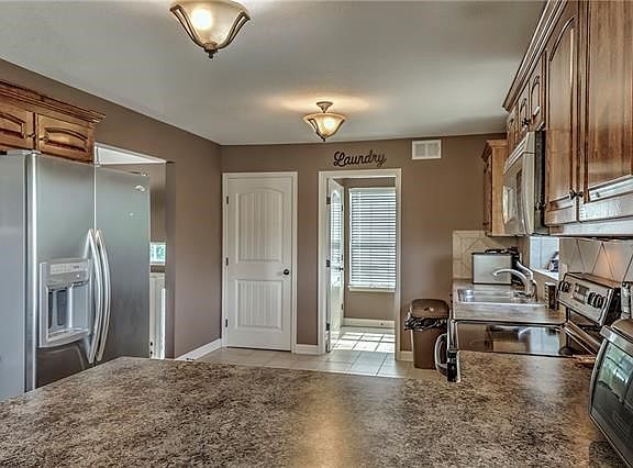 5th image of 406 SW Cross Creek Dr