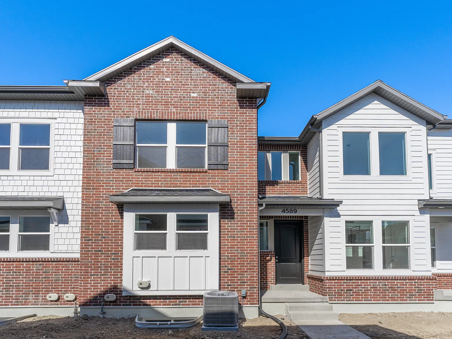 3 bed, 2.5 bath, 2370 sqft, $2,290 — Photo 1