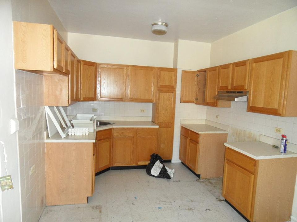 1st image of 426 W Briar Pl APT 7C