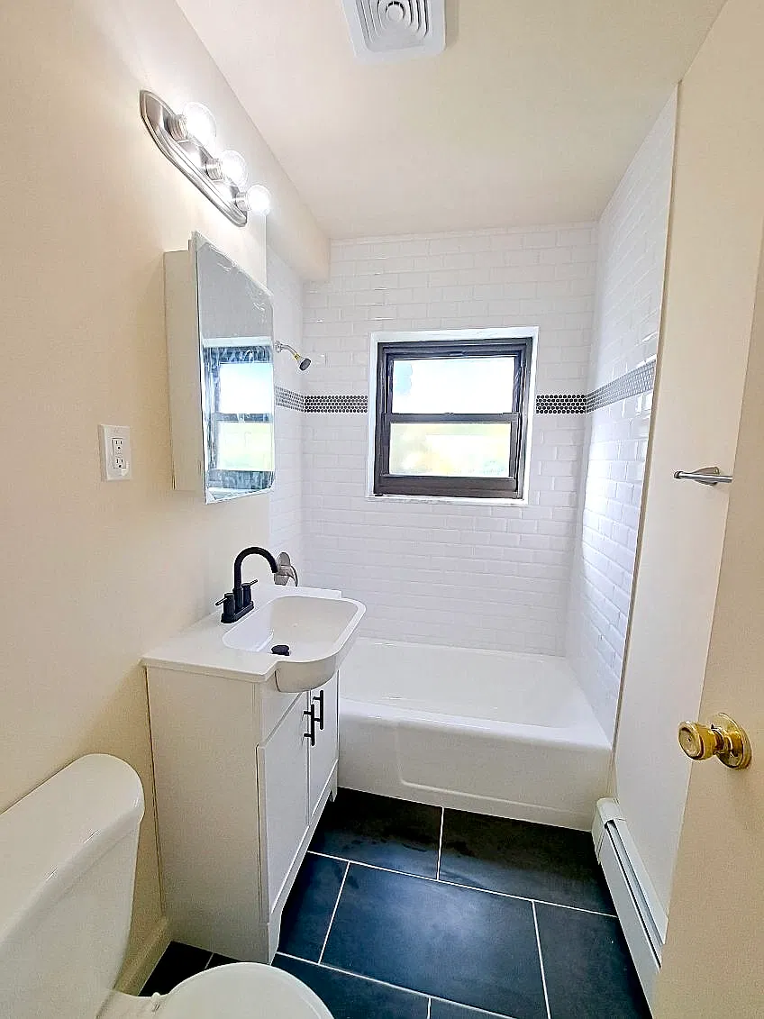 2 bed, 700 sqft, $1,995 — Photo 2