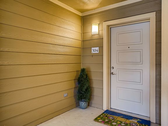 03 Exterior Front Entry_06222021