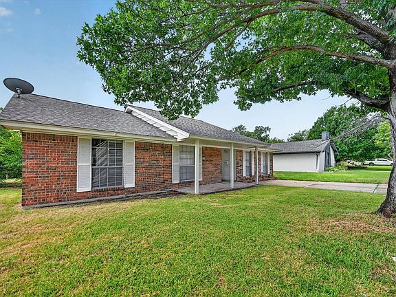 3rd image of 2026 Wedgewood Ln