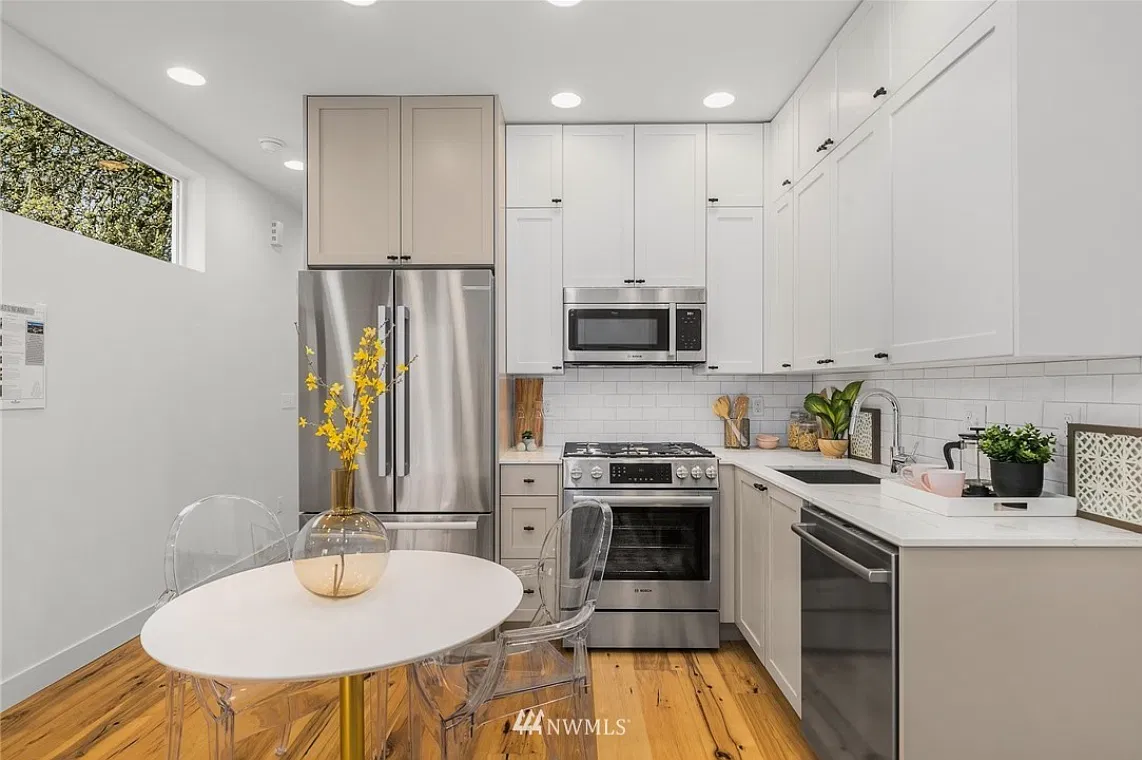 2 bed, 900 sqft, $3,000 — Photo 3