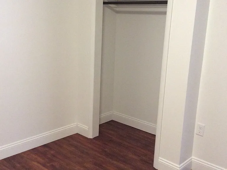 1040 W Princess St #5 — Photo 9