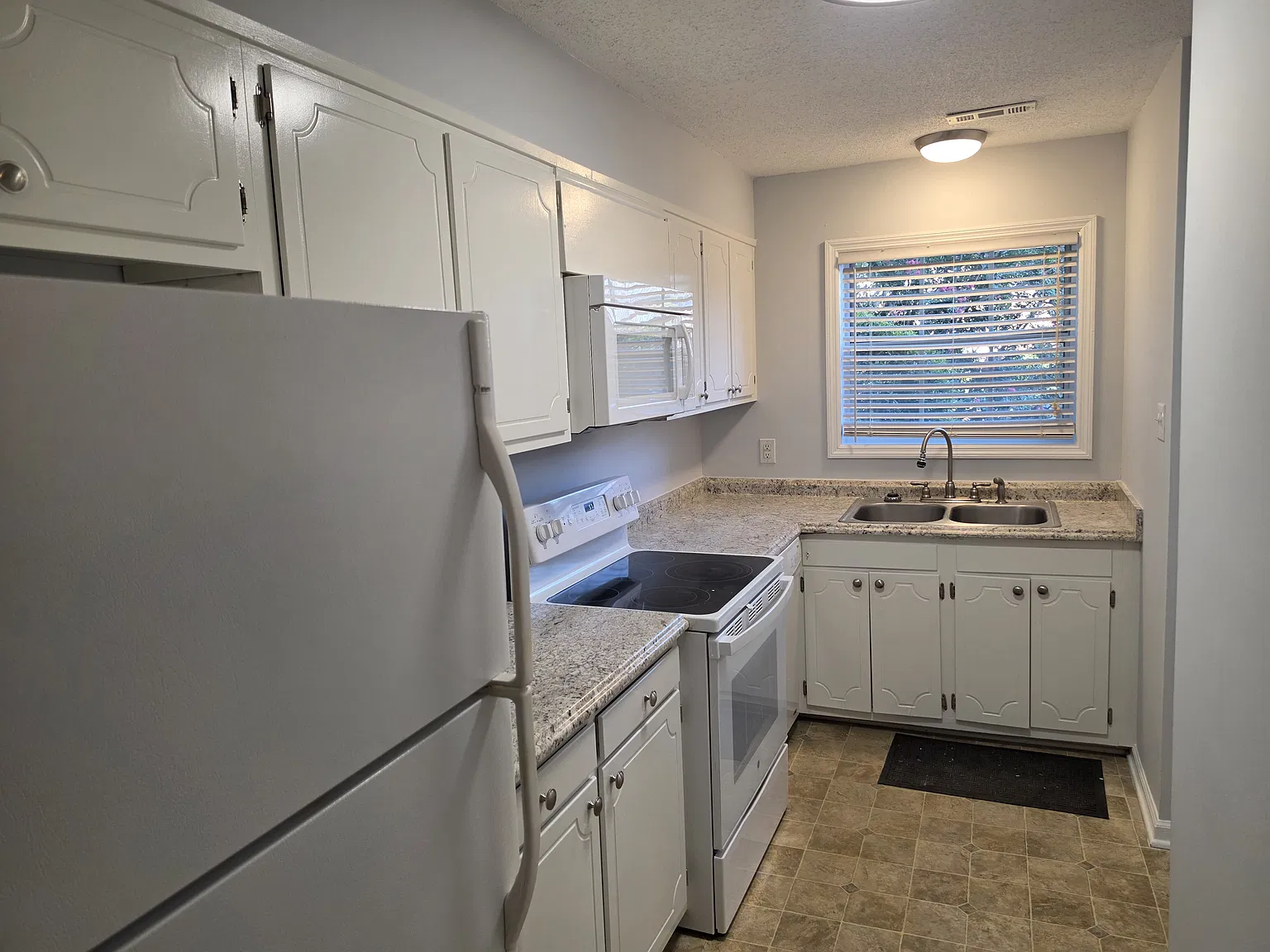 2 bed, 1.5 bath, 1056 sqft, $1,650 — Photo 4