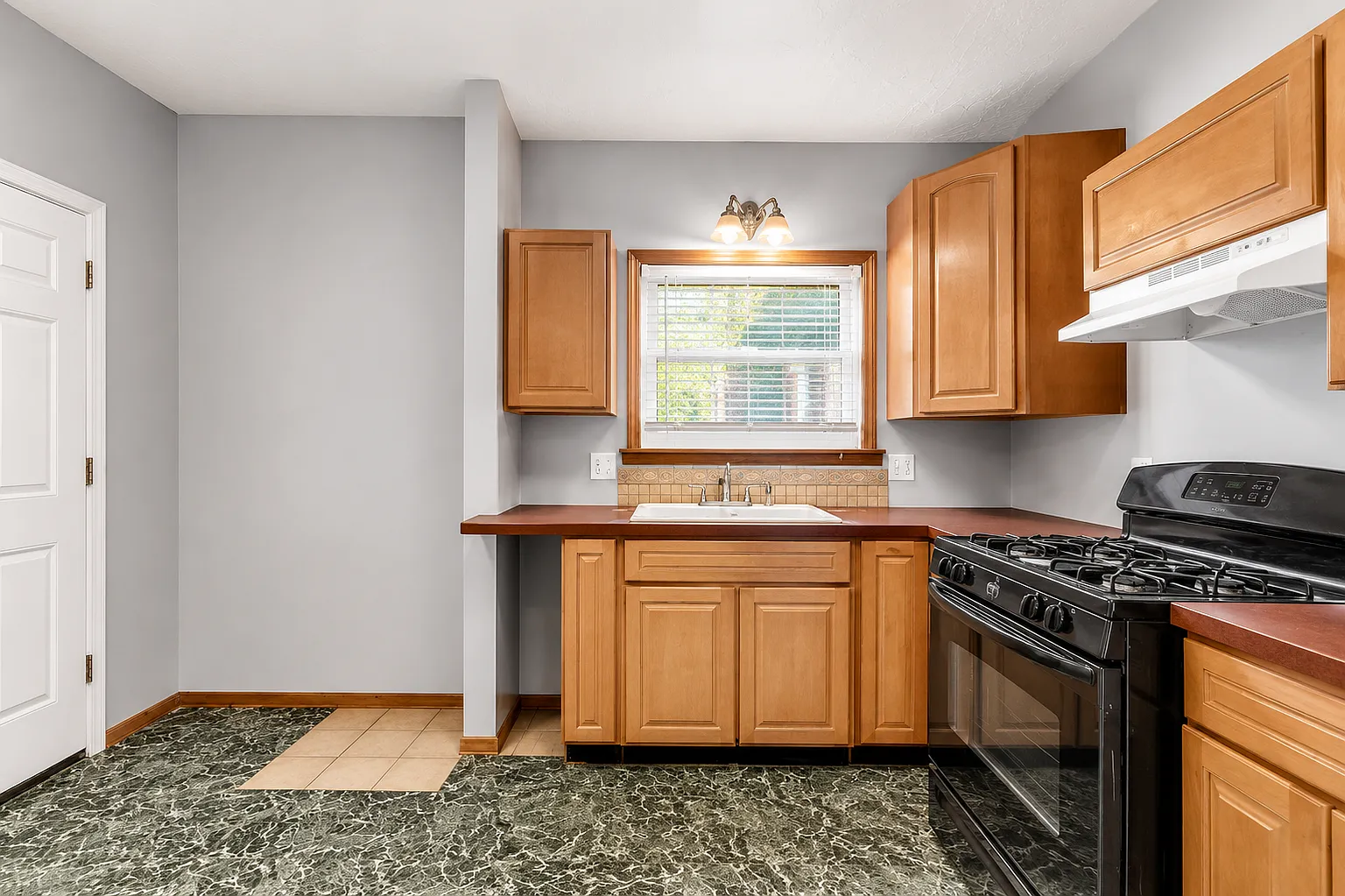 Spacious 1 Bed / 1 Bath Apartment in Akron Available Now! — Photo 3