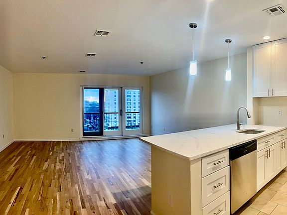 5th image of 536 Grand St APT 605