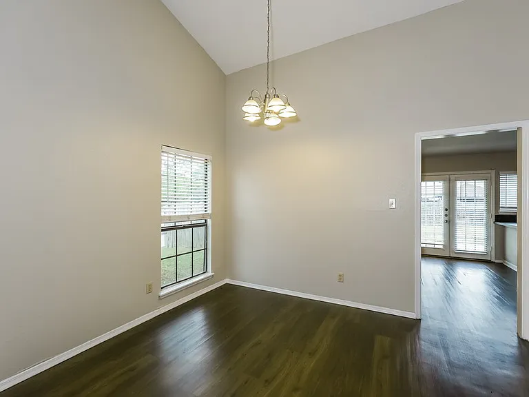 1385 Southridge Dr — Photo 7