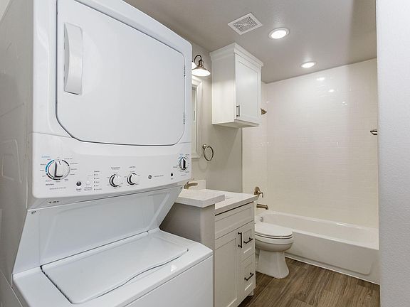 Washer / Dryer (Gas) in Bathroom