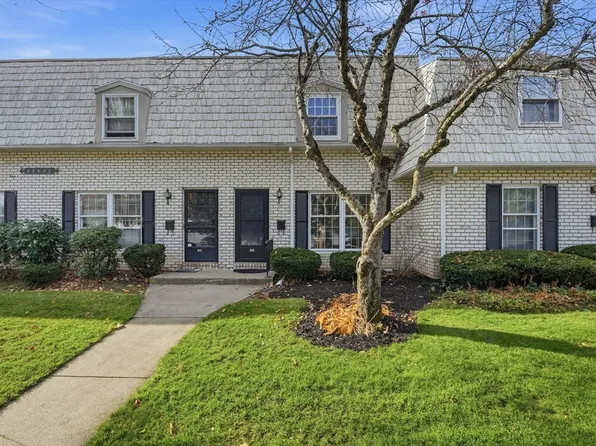 46 Plantation Dr, Agawam, MA 01001