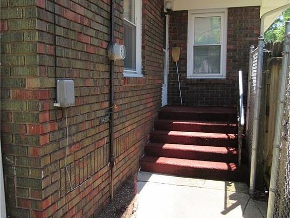 4th image of 250 W North St