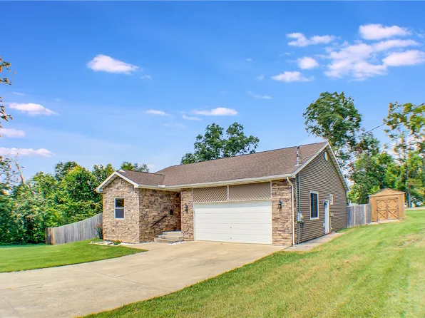 303 Tyler Ave, Charleston, IL 61920