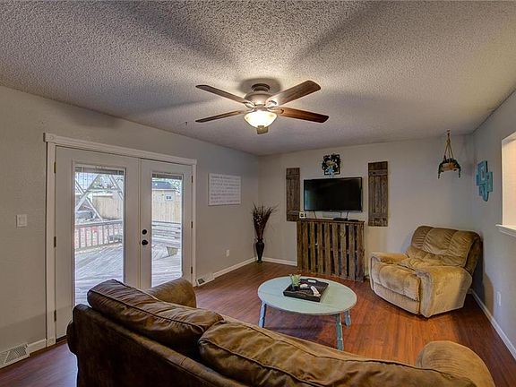 4th image of 118 SE Crestwood Dr