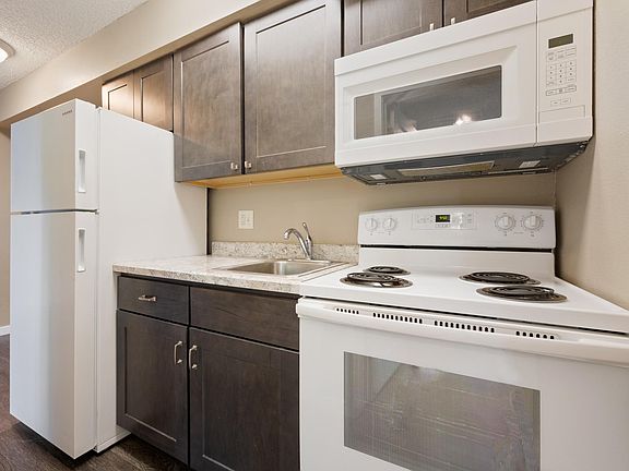 3rd image of 612 S Van Buren St APT 11
