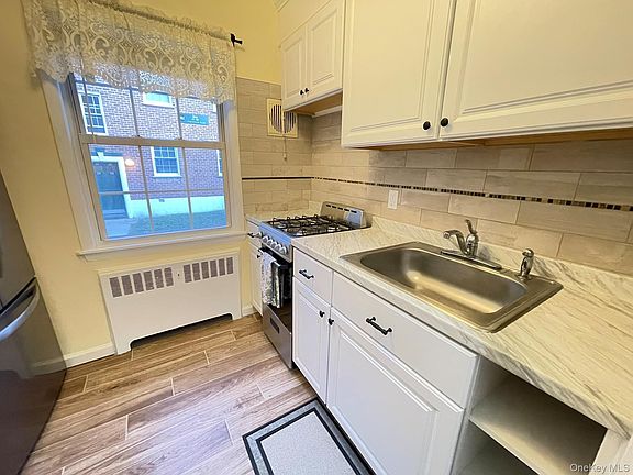 4th image of 180 Pinewood Road #11