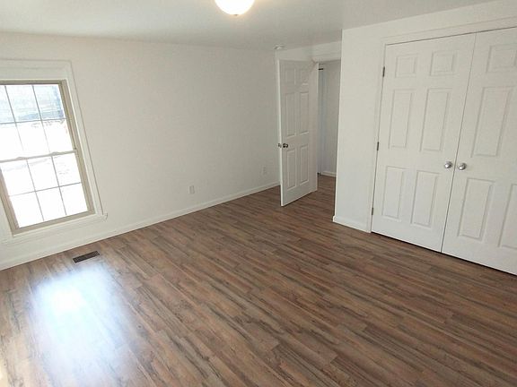 4th image of 215 Eastmoreland St