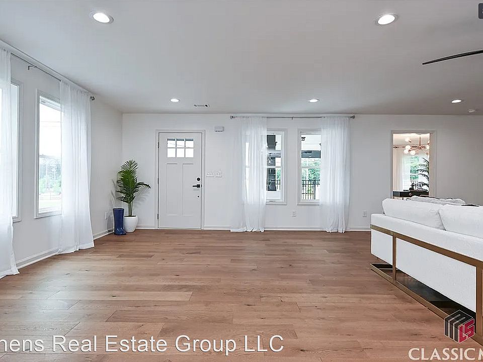 2nd image of 473 Little Oak St