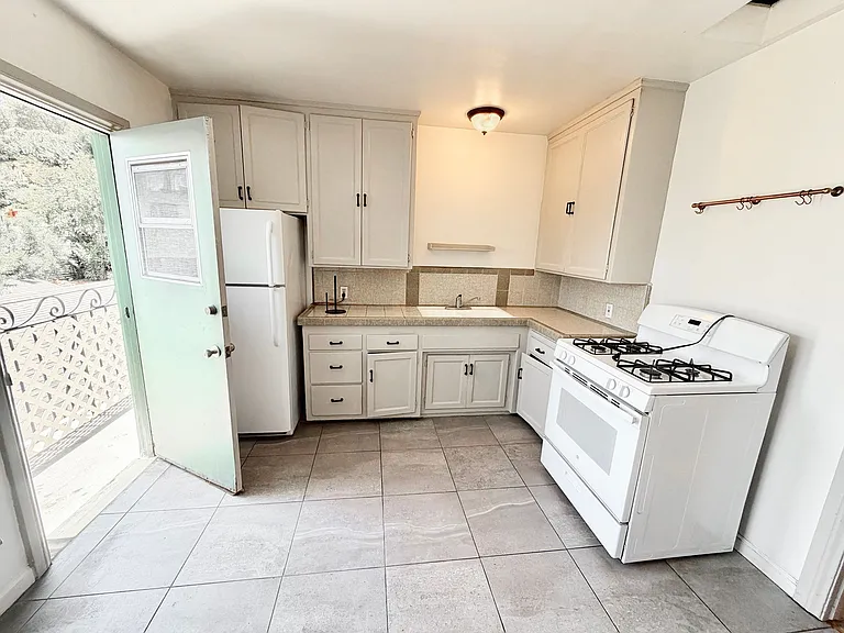 6100 Glen Alder St — Photo 20