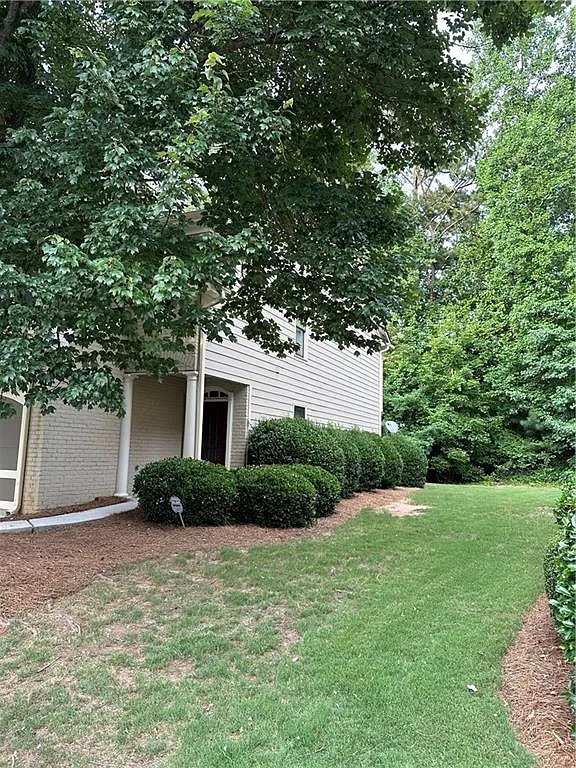 3 bed, 2.5 bath, 1677 sqft, $2,600 — Photo 2