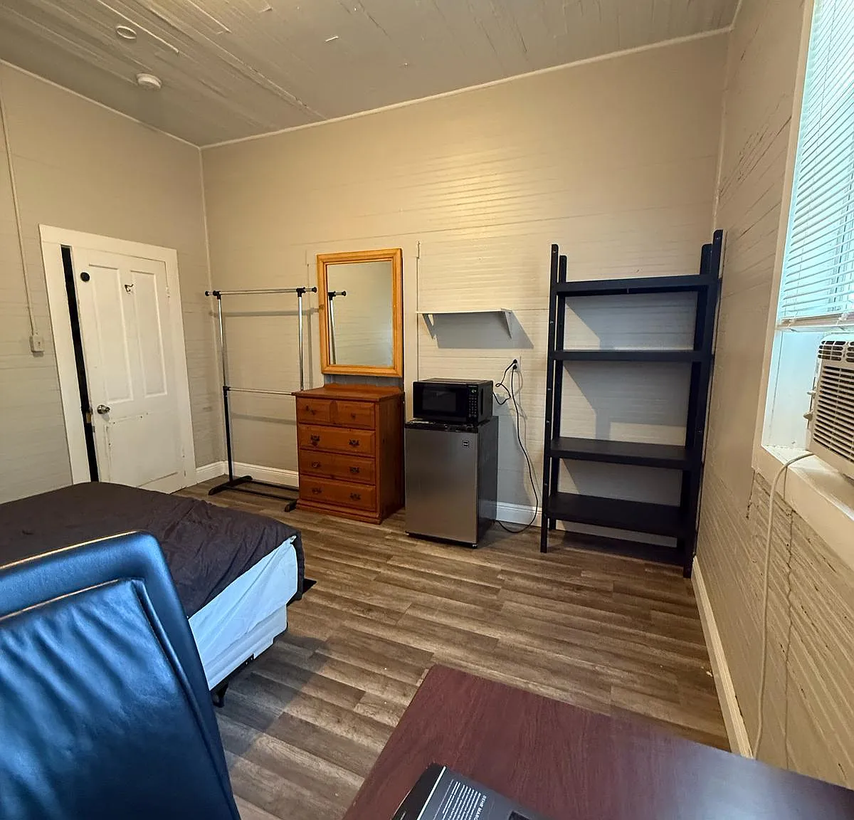 4 bed, 3000 sqft, $800 — Photo 2
