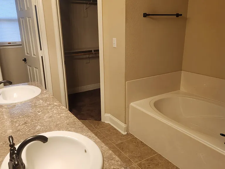 9011 Highland Oaks Ave — Photo 3