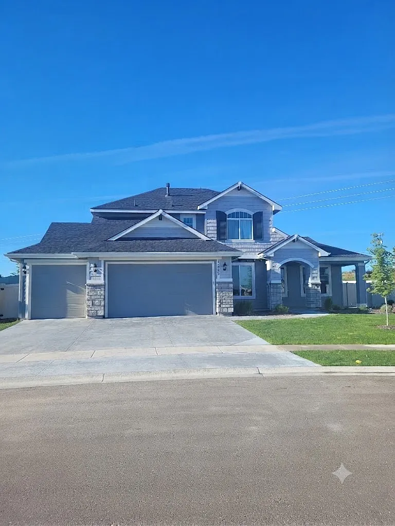 3 bed, 2.5 bath, 2495 sqft, $2,995 — Photo 1