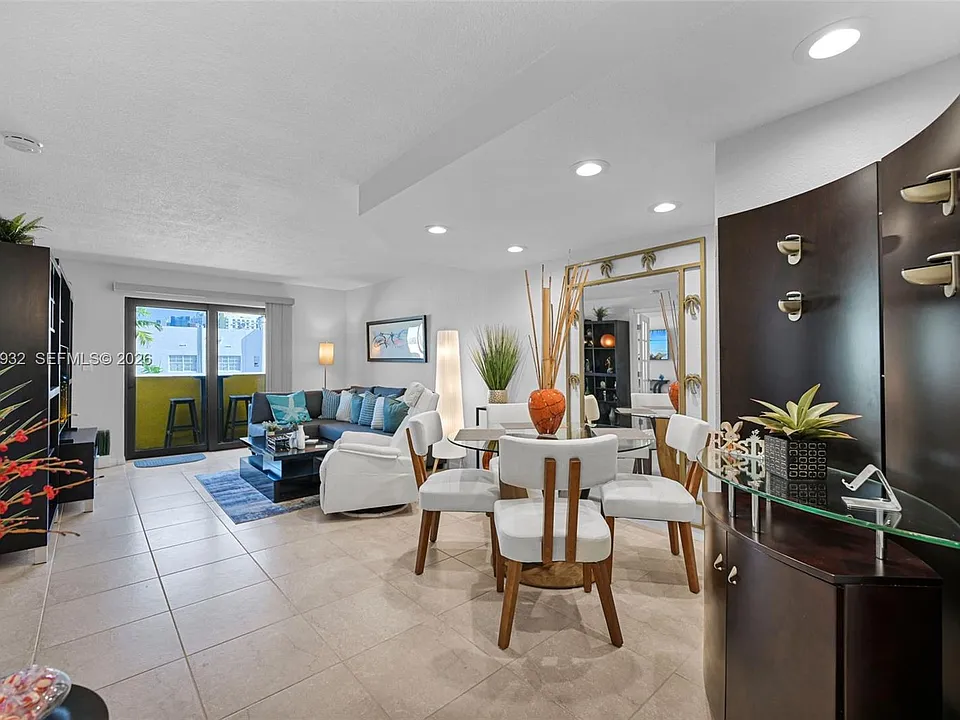 1334 Collins Ave #403