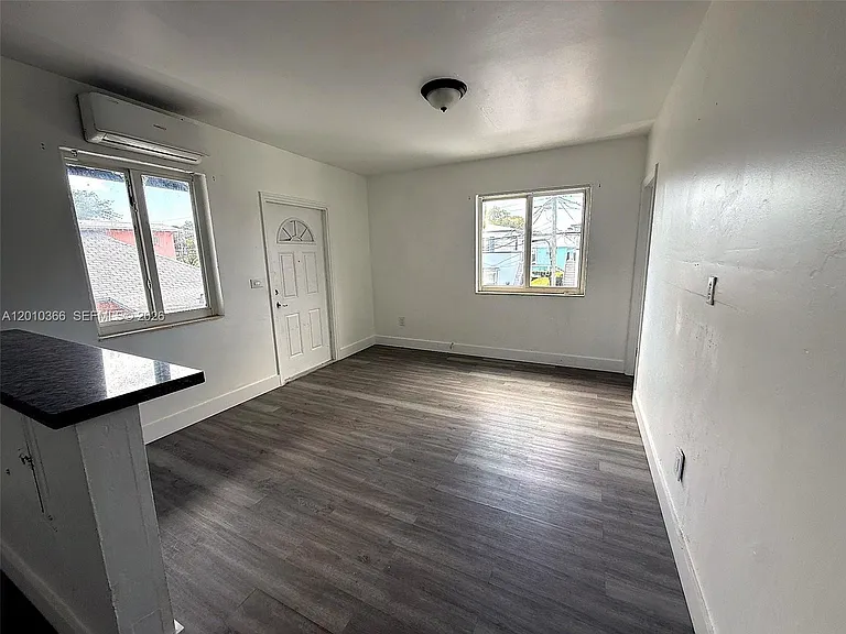 1885 SW 4th St #3 — Photo 5