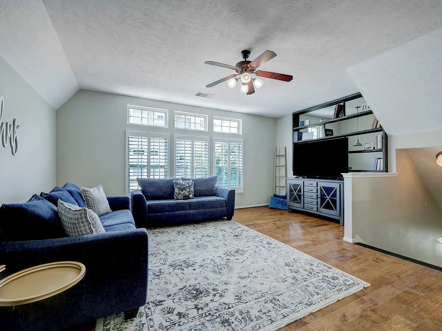 3 bed, 3.5 bath, 2093 sqft, $2,400 — Photo 3