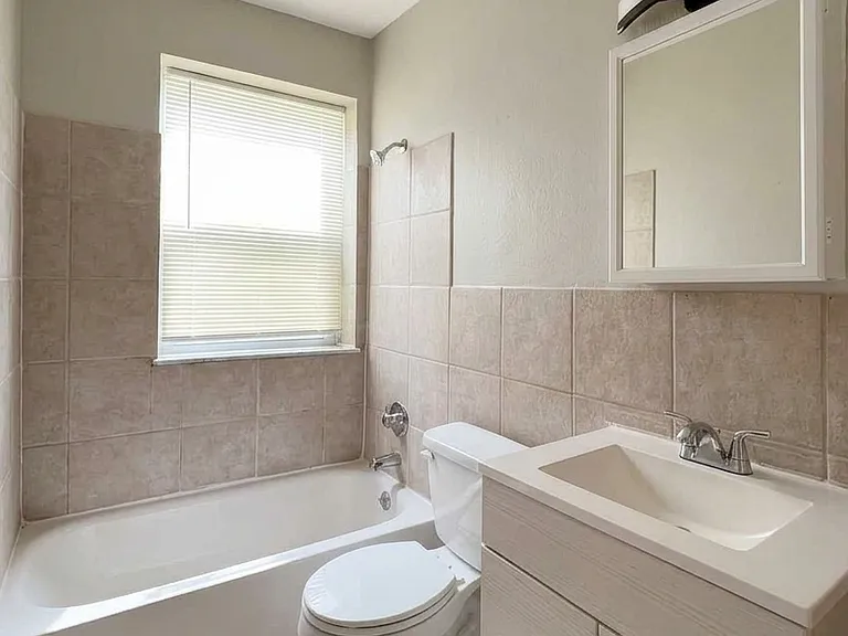 4250 Miami St #B2 — Photo 4