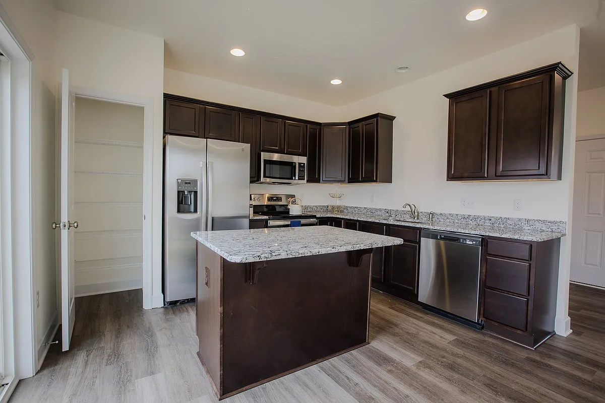 Building Photo - 3740 Castle Dr