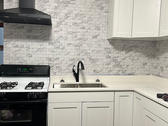 2nd image of 4017 W Cornelia Ave