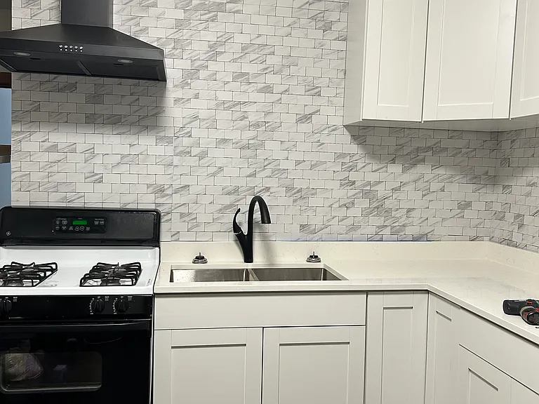 4017 W Cornelia Ave — Photo 2