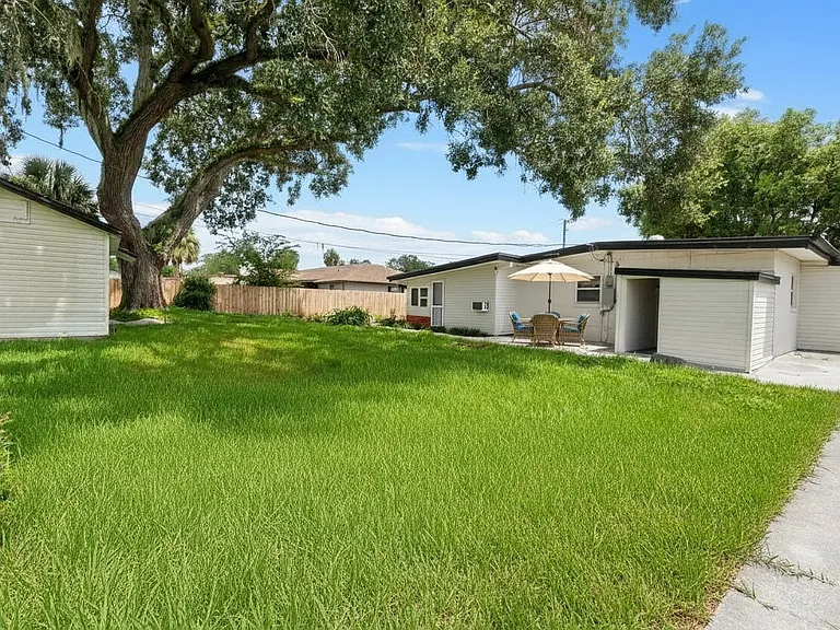 228 Sunset Dr — Photo 4