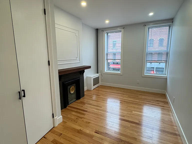 47-18 Vernon Blvd #3R — Photo 2
