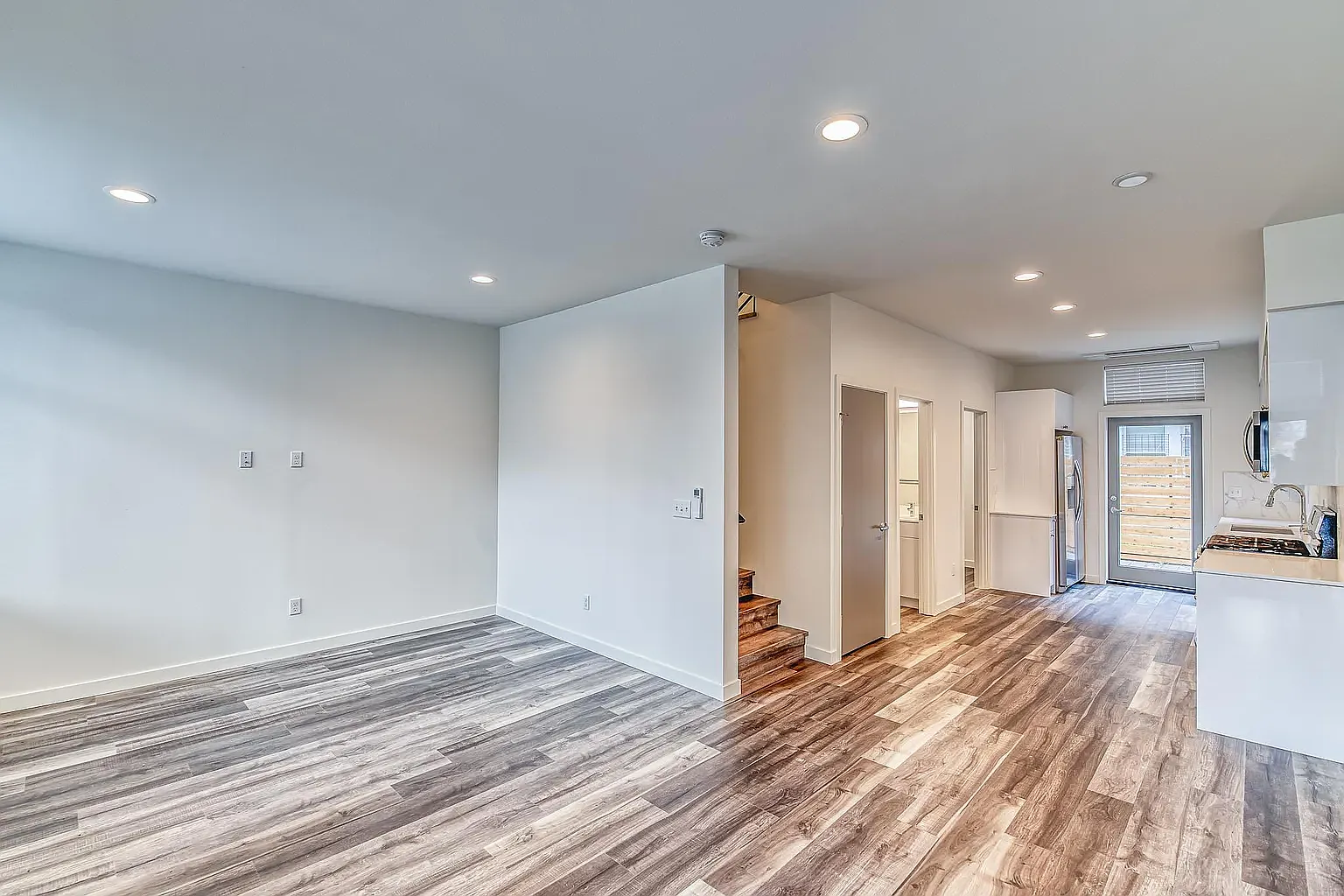 8 bed, 2000 sqft, $6,823 — Photo 2