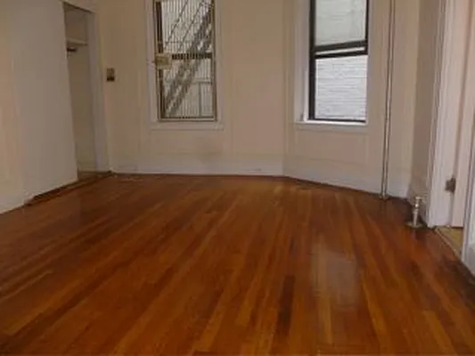 Rented by Robyn Lee, LREB | media 4