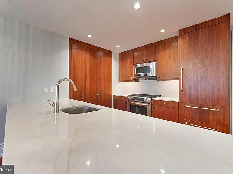 130 S 18th St #602 — Photo 2