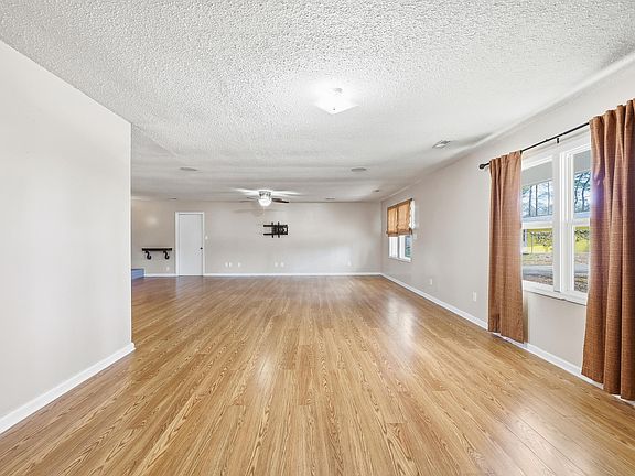 4th image of 3060 Forestbrook Rd.